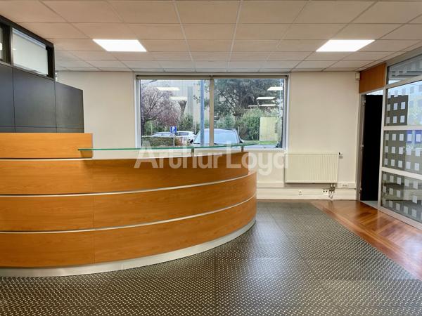 Bureaux rénovés à louer à Villeneuve d'Ascq avec parkings privatifs