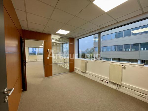Bureaux rénovés à louer à Villeneuve d'Ascq avec parkings privatifs