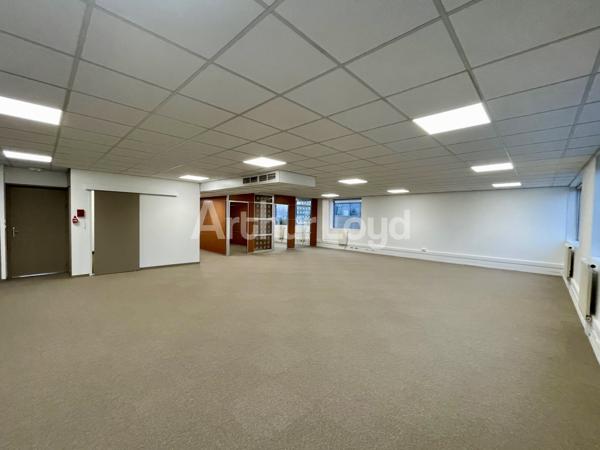 Bureaux rénovés à louer à Villeneuve d'Ascq avec parkings privatifs