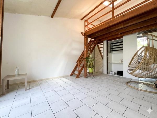 Appartement esprit "maisonnette"  avec exterieur et garage