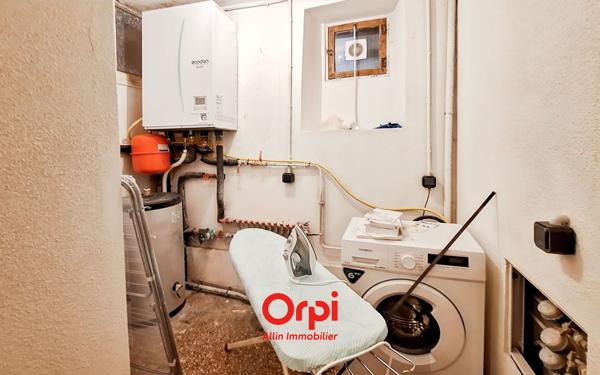 Immeuble à vendre    1 pièce •  Néris-les-Bains