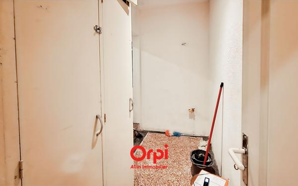 Immeuble à vendre    1 pièce •  Néris-les-Bains