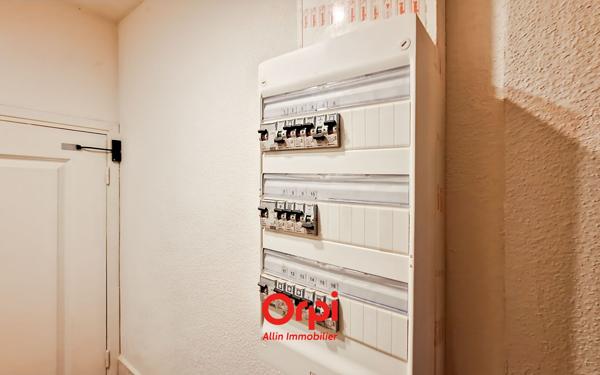 Immeuble à vendre    1 pièce •  Néris-les-Bains