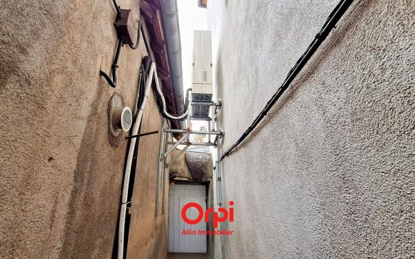 Immeuble à vendre    1 pièce •  Néris-les-Bains