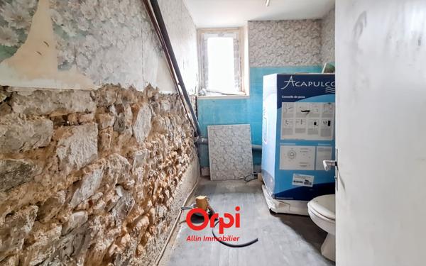 Immeuble à vendre    1 pièce •  Néris-les-Bains