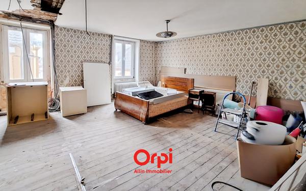 Immeuble à vendre    1 pièce •  Néris-les-Bains