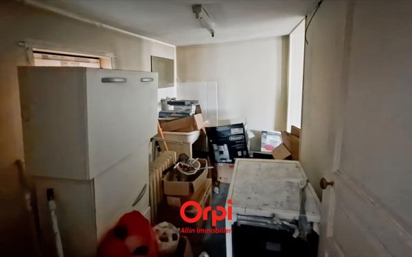Immeuble à vendre    1 pièce •  Néris-les-Bains