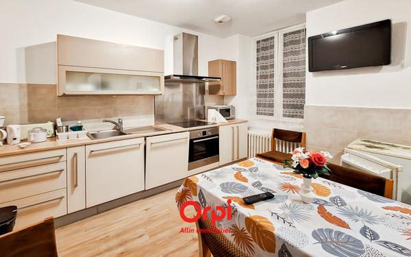 Immeuble à vendre    1 pièce •  Néris-les-Bains