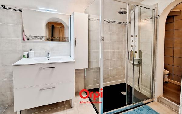 Immeuble à vendre    1 pièce •  Néris-les-Bains