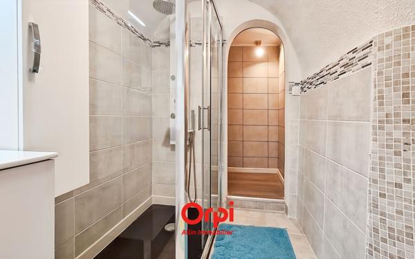 Immeuble à vendre    1 pièce •  Néris-les-Bains