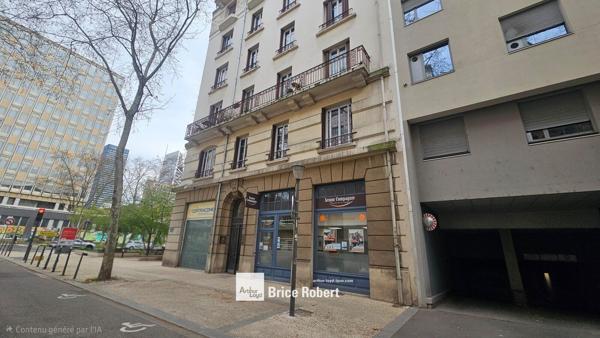 Bureaux à louer en rez de chaussée à Lyon avec vitrine et accès rapide