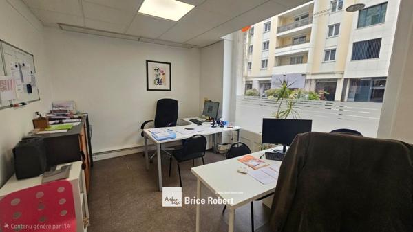 Bureaux à louer en rez de chaussée à Lyon avec vitrine et accès rapide