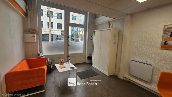 Bureaux à louer en rez de chaussée à Lyon avec vitrine et accès rapide