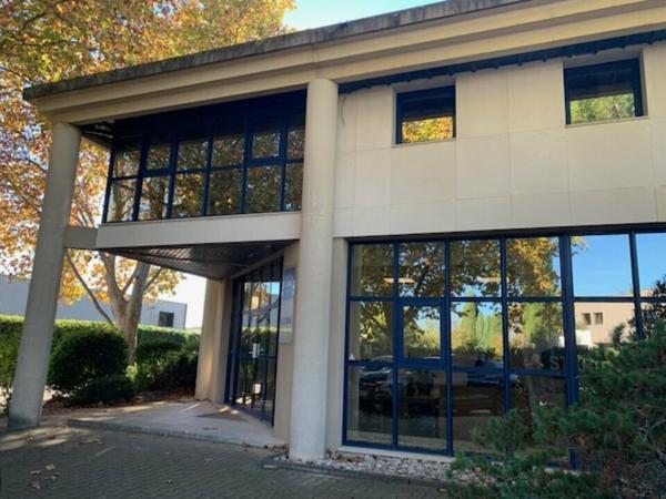 Bureaux à vendre à Avignon Courtine, surface 417 m2, terrasse et parking privé