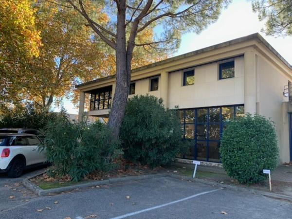 Bureaux à vendre à Avignon Courtine, surface 417 m2, terrasse et parking privé