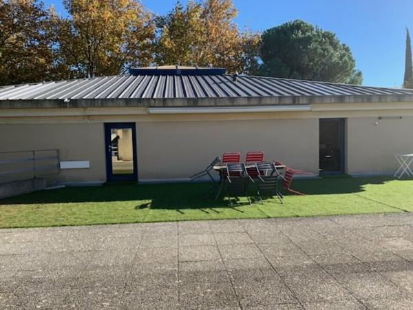 Bureaux à vendre à Avignon Courtine, surface 417 m2, terrasse et parking privé