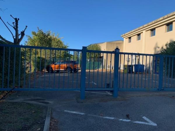 Bureaux à vendre à Avignon Courtine, surface 417 m2, terrasse et parking privé