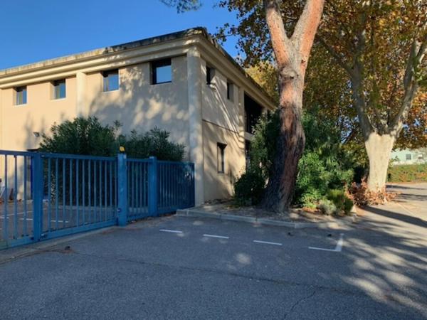 Bureaux à vendre à Avignon Courtine, surface 417 m2, terrasse et parking privé