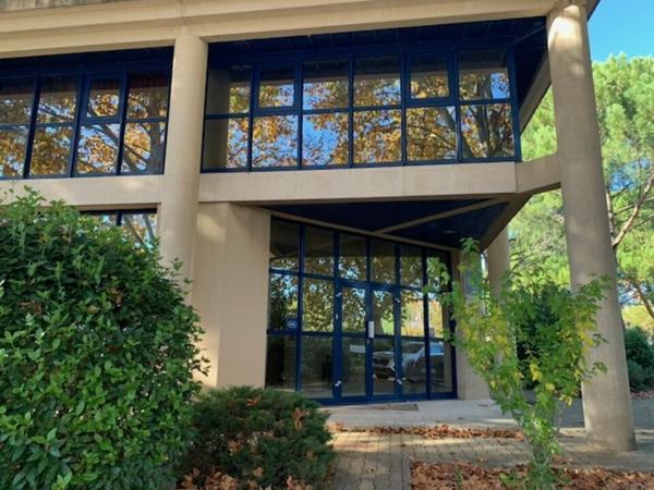 Bureaux à vendre à Avignon Courtine, surface 417 m2, terrasse et parking privé