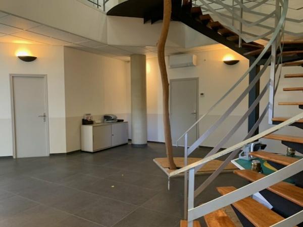 Bureaux à vendre à Avignon Courtine, surface 417 m2, terrasse et parking privé