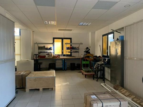 Bureaux à vendre à Avignon Courtine, surface 417 m2, terrasse et parking privé