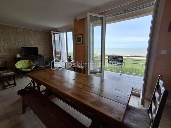 DIEPPE - Une adresse d'exception face à la mer !

Il existe des lieux qui procurent une émotion dès le premier regard.

Depuis cet appartement idéalement situé sur le front de mer de Dieppe, chaque journée débute par un spectacle permanent : le lever du soleil sur la Manche, les falaises qui se dessinent à l'horizon, les couleurs changeantes du ciel et de la mer au fil des saisons.

Au dernier étage d'une résidence recherchée, cet élégant appartement de 78 m² offre une vue panoramique frontale absolument remarquable. Véritable prolongement du séjour, le balcon devient un espace privilégié où partager un petit-déjeuner face à la mer, admirer un coucher de soleil, entendre le bruit des vagues ou simplement profiter de l'air iodé.

La lumière naturelle inonde généreusement la pièce de vie grâce à de larges ouvertures sur l'extérieur. L'appartement traversant propose une distribution harmonieuse comprenant un vaste séjour, une cuisine indépendante, deux chambres, une salle d'eau, des espaces de rangement et une cave, offrant un cadre de vie aussi confortable que fonctionnel.

Son emplacement est un privilège. En quelques minutes à pied seulement, rejoignez la plage, le port de plaisance, les restaurants, les commerces, le marché et le centre historique de Dieppe. Ici, tout se vit à pied, dans une atmosphère mêlant douceur de vivre et authenticité. La gare SNCF est à moins de 15 min à pied.

Les appartements bénéficiant d'une telle vue sont particulièrement rares sur le marché. Ils séduisent autant les amoureux du littoral à la recherche d'une résidence principale que les acquéreurs souhaitant un élégant pied-à-terre ou réaliser un investissement patrimonial dans l'un des secteurs les plus prisés et rentables de Dieppe.

Les prestations
• Appartement T3 de 78 m²
• Dernier étage
• Vue mer panoramique frontale exceptionnelle
• Balcon exposé face à la mer
• Séjour lumineux
• Deux chambres
• Cave privative
• DPE : D
• Stationnement possible dans la résidence
• Plage, port, commerces et centre-ville accessibles à pied

Certaines vues se contemplent quelques instants… Celle-ci s'apprécie chaque jour.

📞 Contactez-moi au 06 89 96 20 74 pour plus d'informations et programmer une visite afin de découvrir ce bien rare. Une fois devant ce panorama, vous comprendrez pourquoi certains appartements ne ressemblent à aucun autre.