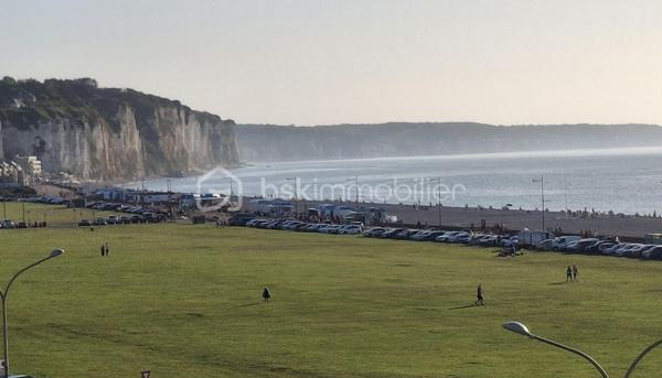 DIEPPE - Une adresse d'exception face à la mer !

Il existe des lieux qui procurent une émotion dès le premier regard.

Depuis cet appartement idéalement situé sur le front de mer de Dieppe, chaque journée débute par un spectacle permanent : le lever du soleil sur la Manche, les falaises qui se dessinent à l'horizon, les couleurs changeantes du ciel et de la mer au fil des saisons.

Au dernier étage d'une résidence recherchée, cet élégant appartement de 78 m² offre une vue panoramique frontale absolument remarquable. Véritable prolongement du séjour, le balcon devient un espace privilégié où partager un petit-déjeuner face à la mer, admirer un coucher de soleil, entendre le bruit des vagues ou simplement profiter de l'air iodé.

La lumière naturelle inonde généreusement la pièce de vie grâce à de larges ouvertures sur l'extérieur. L'appartement traversant propose une distribution harmonieuse comprenant un vaste séjour, une cuisine indépendante, deux chambres, une salle d'eau, des espaces de rangement et une cave, offrant un cadre de vie aussi confortable que fonctionnel.

Son emplacement est un privilège. En quelques minutes à pied seulement, rejoignez la plage, le port de plaisance, les restaurants, les commerces, le marché et le centre historique de Dieppe. Ici, tout se vit à pied, dans une atmosphère mêlant douceur de vivre et authenticité. La gare SNCF est à moins de 15 min à pied.

Les appartements bénéficiant d'une telle vue sont particulièrement rares sur le marché. Ils séduisent autant les amoureux du littoral à la recherche d'une résidence principale que les acquéreurs souhaitant un élégant pied-à-terre ou réaliser un investissement patrimonial dans l'un des secteurs les plus prisés et rentables de Dieppe.

Les prestations
• Appartement T3 de 78 m²
• Dernier étage
• Vue mer panoramique frontale exceptionnelle
• Balcon exposé face à la mer
• Séjour lumineux
• Deux chambres
• Cave privative
• DPE : D
• Stationnement possible dans la résidence
• Plage, port, commerces et centre-ville accessibles à pied

Certaines vues se contemplent quelques instants… Celle-ci s'apprécie chaque jour.

📞 Contactez-moi au 06 89 96 20 74 pour plus d'informations et programmer une visite afin de découvrir ce bien rare. Une fois devant ce panorama, vous comprendrez pourquoi certains appartements ne ressemblent à aucun autre.