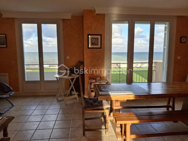 DIEPPE - Une adresse d'exception face à la mer !

Il existe des lieux qui procurent une émotion dès le premier regard.

Depuis cet appartement idéalement situé sur le front de mer de Dieppe, chaque journée débute par un spectacle permanent : le lever du soleil sur la Manche, les falaises qui se dessinent à l'horizon, les couleurs changeantes du ciel et de la mer au fil des saisons.

Au dernier étage d'une résidence recherchée, cet élégant appartement de 78 m² offre une vue panoramique frontale absolument remarquable. Véritable prolongement du séjour, le balcon devient un espace privilégié où partager un petit-déjeuner face à la mer, admirer un coucher de soleil, entendre le bruit des vagues ou simplement profiter de l'air iodé.

La lumière naturelle inonde généreusement la pièce de vie grâce à de larges ouvertures sur l'extérieur. L'appartement traversant propose une distribution harmonieuse comprenant un vaste séjour, une cuisine indépendante, deux chambres, une salle d'eau, des espaces de rangement et une cave, offrant un cadre de vie aussi confortable que fonctionnel.

Son emplacement est un privilège. En quelques minutes à pied seulement, rejoignez la plage, le port de plaisance, les restaurants, les commerces, le marché et le centre historique de Dieppe. Ici, tout se vit à pied, dans une atmosphère mêlant douceur de vivre et authenticité. La gare SNCF est à moins de 15 min à pied.

Les appartements bénéficiant d'une telle vue sont particulièrement rares sur le marché. Ils séduisent autant les amoureux du littoral à la recherche d'une résidence principale que les acquéreurs souhaitant un élégant pied-à-terre ou réaliser un investissement patrimonial dans l'un des secteurs les plus prisés et rentables de Dieppe.

Les prestations
• Appartement T3 de 78 m²
• Dernier étage
• Vue mer panoramique frontale exceptionnelle
• Balcon exposé face à la mer
• Séjour lumineux
• Deux chambres
• Cave privative
• DPE : D
• Stationnement possible dans la résidence
• Plage, port, commerces et centre-ville accessibles à pied

Certaines vues se contemplent quelques instants… Celle-ci s'apprécie chaque jour.

📞 Contactez-moi au 06 89 96 20 74 pour plus d'informations et programmer une visite afin de découvrir ce bien rare. Une fois devant ce panorama, vous comprendrez pourquoi certains appartements ne ressemblent à aucun autre.