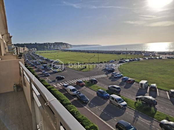 DIEPPE - Une adresse d'exception face à la mer !

Il existe des lieux qui procurent une émotion dès le premier regard.

Depuis cet appartement idéalement situé sur le front de mer de Dieppe, chaque journée débute par un spectacle permanent : le lever du soleil sur la Manche, les falaises qui se dessinent à l'horizon, les couleurs changeantes du ciel et de la mer au fil des saisons.

Au dernier étage d'une résidence recherchée, cet élégant appartement de 78 m² offre une vue panoramique frontale absolument remarquable. Véritable prolongement du séjour, le balcon devient un espace privilégié où partager un petit-déjeuner face à la mer, admirer un coucher de soleil, entendre le bruit des vagues ou simplement profiter de l'air iodé.

La lumière naturelle inonde généreusement la pièce de vie grâce à de larges ouvertures sur l'extérieur. L'appartement traversant propose une distribution harmonieuse comprenant un vaste séjour, une cuisine indépendante, deux chambres, une salle d'eau, des espaces de rangement et une cave, offrant un cadre de vie aussi confortable que fonctionnel.

Son emplacement est un privilège. En quelques minutes à pied seulement, rejoignez la plage, le port de plaisance, les restaurants, les commerces, le marché et le centre historique de Dieppe. Ici, tout se vit à pied, dans une atmosphère mêlant douceur de vivre et authenticité. La gare SNCF est à moins de 15 min à pied.

Les appartements bénéficiant d'une telle vue sont particulièrement rares sur le marché. Ils séduisent autant les amoureux du littoral à la recherche d'une résidence principale que les acquéreurs souhaitant un élégant pied-à-terre ou réaliser un investissement patrimonial dans l'un des secteurs les plus prisés et rentables de Dieppe.

Les prestations
• Appartement T3 de 78 m²
• Dernier étage
• Vue mer panoramique frontale exceptionnelle
• Balcon exposé face à la mer
• Séjour lumineux
• Deux chambres
• Cave privative
• DPE : D
• Stationnement possible dans la résidence
• Plage, port, commerces et centre-ville accessibles à pied

Certaines vues se contemplent quelques instants… Celle-ci s'apprécie chaque jour.

📞 Contactez-moi au 06 89 96 20 74 pour plus d'informations et programmer une visite afin de découvrir ce bien rare. Une fois devant ce panorama, vous comprendrez pourquoi certains appartements ne ressemblent à aucun autre.