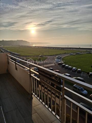 DIEPPE - Une adresse d'exception face à la mer !

Il existe des lieux qui procurent une émotion dès le premier regard.

Depuis cet appartement idéalement situé sur le front de mer de Dieppe, chaque journée débute par un spectacle permanent : le lever du soleil sur la Manche, les falaises qui se dessinent à l'horizon, les couleurs changeantes du ciel et de la mer au fil des saisons.

Au dernier étage d'une résidence recherchée, cet élégant appartement de 78 m² offre une vue panoramique frontale absolument remarquable. Véritable prolongement du séjour, le balcon devient un espace privilégié où partager un petit-déjeuner face à la mer, admirer un coucher de soleil, entendre le bruit des vagues ou simplement profiter de l'air iodé.

La lumière naturelle inonde généreusement la pièce de vie grâce à de larges ouvertures sur l'extérieur. L'appartement traversant propose une distribution harmonieuse comprenant un vaste séjour, une cuisine indépendante, deux chambres, une salle d'eau, des espaces de rangement et une cave, offrant un cadre de vie aussi confortable que fonctionnel.

Son emplacement est un privilège. En quelques minutes à pied seulement, rejoignez la plage, le port de plaisance, les restaurants, les commerces, le marché et le centre historique de Dieppe. Ici, tout se vit à pied, dans une atmosphère mêlant douceur de vivre et authenticité. La gare SNCF est à moins de 15 min à pied.

Les appartements bénéficiant d'une telle vue sont particulièrement rares sur le marché. Ils séduisent autant les amoureux du littoral à la recherche d'une résidence principale que les acquéreurs souhaitant un élégant pied-à-terre ou réaliser un investissement patrimonial dans l'un des secteurs les plus prisés et rentables de Dieppe.

Les prestations
• Appartement T3 de 78 m²
• Dernier étage
• Vue mer panoramique frontale exceptionnelle
• Balcon exposé face à la mer
• Séjour lumineux
• Deux chambres
• Cave privative
• DPE : D
• Stationnement possible dans la résidence
• Plage, port, commerces et centre-ville accessibles à pied

Certaines vues se contemplent quelques instants… Celle-ci s'apprécie chaque jour.

📞 Contactez-moi au 06 89 96 20 74 pour plus d'informations et programmer une visite afin de découvrir ce bien rare. Une fois devant ce panorama, vous comprendrez pourquoi certains appartements ne ressemblent à aucun autre.