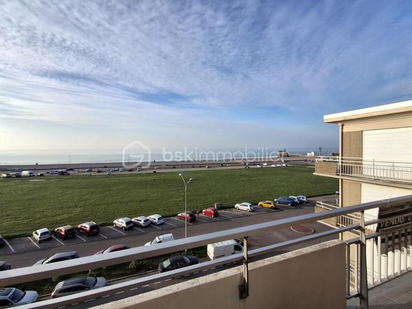 DIEPPE - Une adresse d'exception face à la mer !

Il existe des lieux qui procurent une émotion dès le premier regard.

Depuis cet appartement idéalement situé sur le front de mer de Dieppe, chaque journée débute par un spectacle permanent : le lever du soleil sur la Manche, les falaises qui se dessinent à l'horizon, les couleurs changeantes du ciel et de la mer au fil des saisons.

Au dernier étage d'une résidence recherchée, cet élégant appartement de 78 m² offre une vue panoramique frontale absolument remarquable. Véritable prolongement du séjour, le balcon devient un espace privilégié où partager un petit-déjeuner face à la mer, admirer un coucher de soleil, entendre le bruit des vagues ou simplement profiter de l'air iodé.

La lumière naturelle inonde généreusement la pièce de vie grâce à de larges ouvertures sur l'extérieur. L'appartement traversant propose une distribution harmonieuse comprenant un vaste séjour, une cuisine indépendante, deux chambres, une salle d'eau, des espaces de rangement et une cave, offrant un cadre de vie aussi confortable que fonctionnel.

Son emplacement est un privilège. En quelques minutes à pied seulement, rejoignez la plage, le port de plaisance, les restaurants, les commerces, le marché et le centre historique de Dieppe. Ici, tout se vit à pied, dans une atmosphère mêlant douceur de vivre et authenticité. La gare SNCF est à moins de 15 min à pied.

Les appartements bénéficiant d'une telle vue sont particulièrement rares sur le marché. Ils séduisent autant les amoureux du littoral à la recherche d'une résidence principale que les acquéreurs souhaitant un élégant pied-à-terre ou réaliser un investissement patrimonial dans l'un des secteurs les plus prisés et rentables de Dieppe.

Les prestations
• Appartement T3 de 78 m²
• Dernier étage
• Vue mer panoramique frontale exceptionnelle
• Balcon exposé face à la mer
• Séjour lumineux
• Deux chambres
• Cave privative
• DPE : D
• Stationnement possible dans la résidence
• Plage, port, commerces et centre-ville accessibles à pied

Certaines vues se contemplent quelques instants… Celle-ci s'apprécie chaque jour.

📞 Contactez-moi au 06 89 96 20 74 pour plus d'informations et programmer une visite afin de découvrir ce bien rare. Une fois devant ce panorama, vous comprendrez pourquoi certains appartements ne ressemblent à aucun autre.