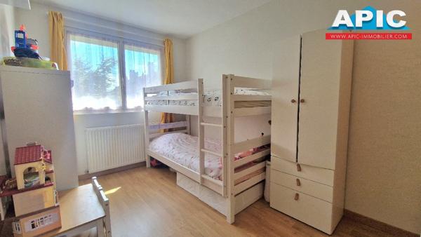 GROSLAY,

Dans une copropriété sécurisée en pierre ...