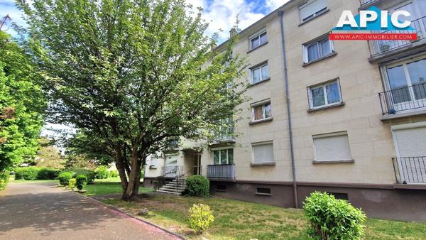 GROSLAY,

Dans une copropriété sécurisée en pierre ...