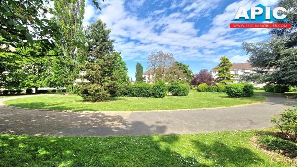 GROSLAY,

Dans une copropriété sécurisée en pierre ...