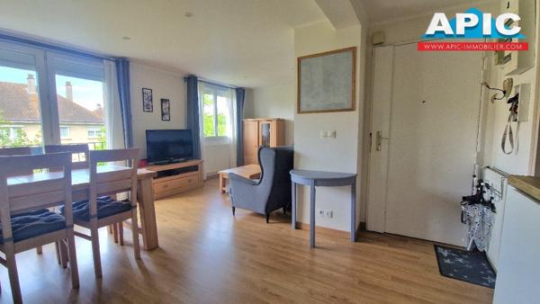 GROSLAY,

Dans une copropriété sécurisée en pierre ...