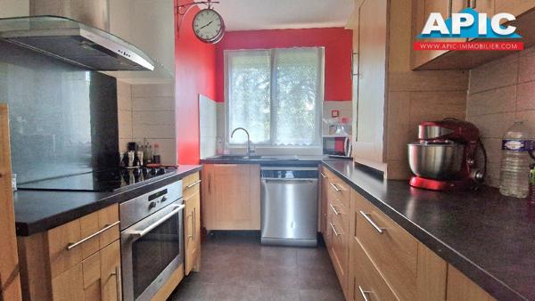 GROSLAY,

Dans une copropriété sécurisée en pierre ...