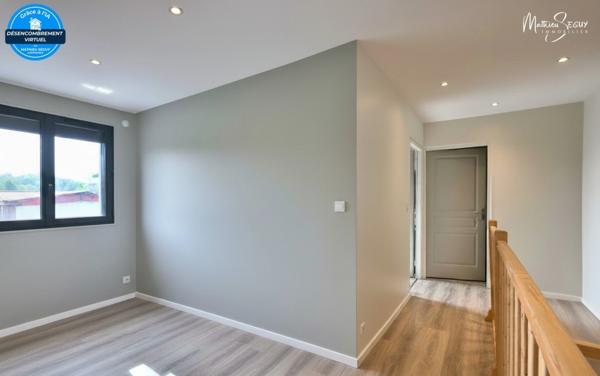 THURINS - Appartement récent P3 + Espace bureau avec cour de 60m² + 2 Parkings
