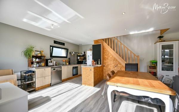 THURINS - Appartement récent P3 + Espace bureau avec cour de 60m² + 2 Parkings