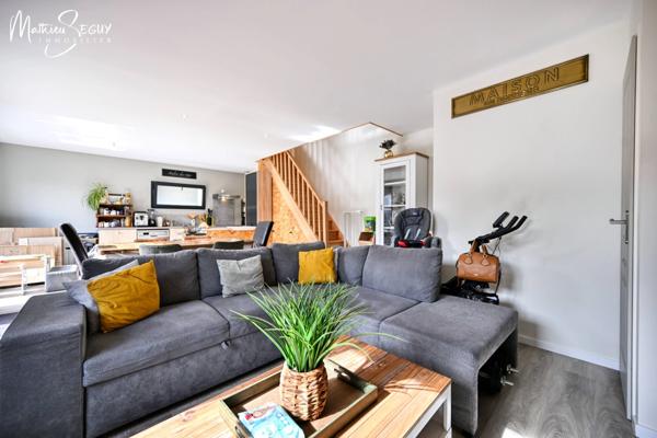 THURINS - Appartement récent P3 + Espace bureau avec cour de 60m² + 2 Parkings