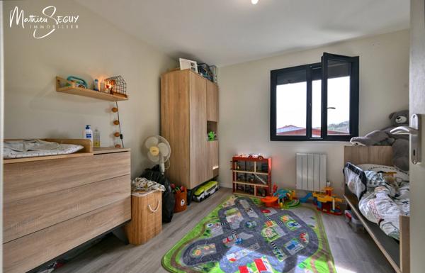 THURINS - Appartement récent P3 + Espace bureau avec cour de 60m² + 2 Parkings