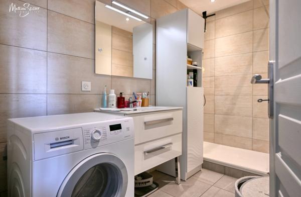 THURINS - Appartement récent P3 + Espace bureau avec cour de 60m² + 2 Parkings