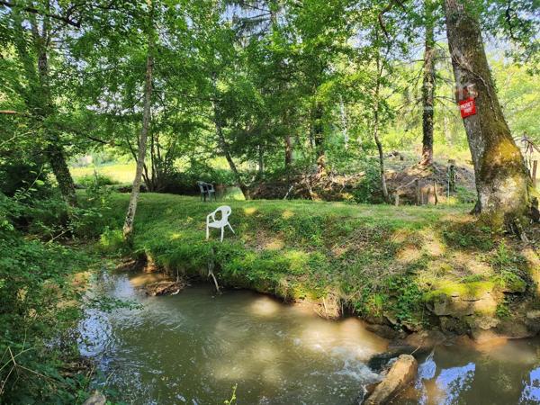 A vendre sur la commune de St Georges sur Moulon dans le Cher (18), à 15mn de Bourges.