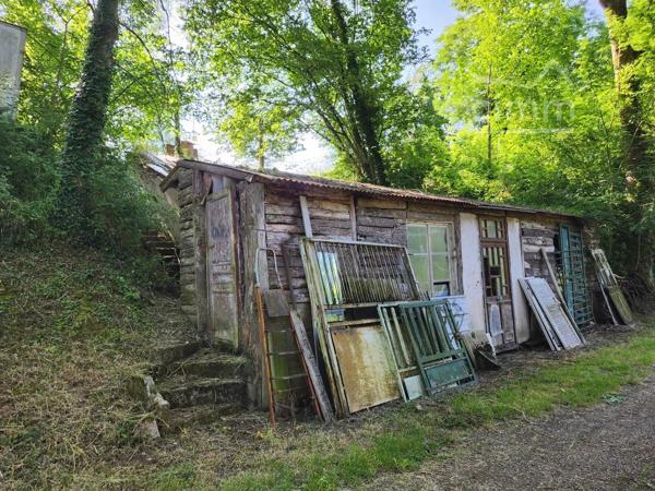 A vendre sur la commune de St Georges sur Moulon dans le Cher (18), à 15mn de Bourges.