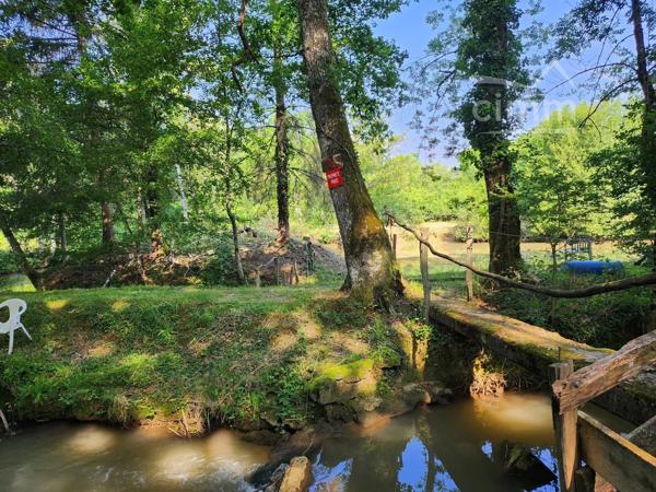 A vendre sur la commune de St Georges sur Moulon dans le Cher (18), à 15mn de Bourges.