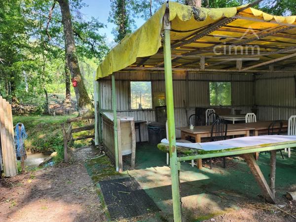 A vendre sur la commune de St Georges sur Moulon dans le Cher (18), à 15mn de Bourges.