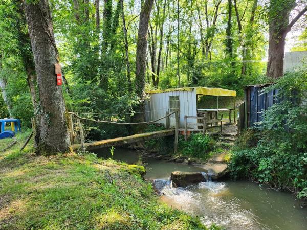 A vendre sur la commune de St Georges sur Moulon dans le Cher (18), à 15mn de Bourges.