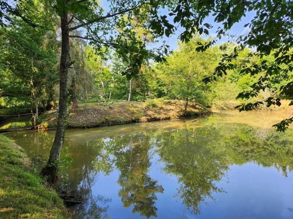 A vendre sur la commune de St Georges sur Moulon dans le Cher (18), à 15mn de Bourges.