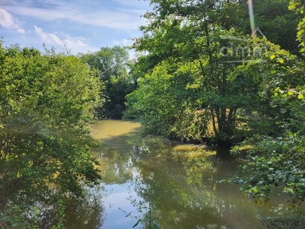 A vendre sur la commune de St Georges sur Moulon dans le Cher (18), à 15mn de Bourges.