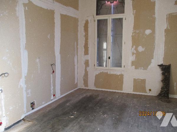 VOUZIERS, un immeuble à usage d'habitation sur 6 niveaux.