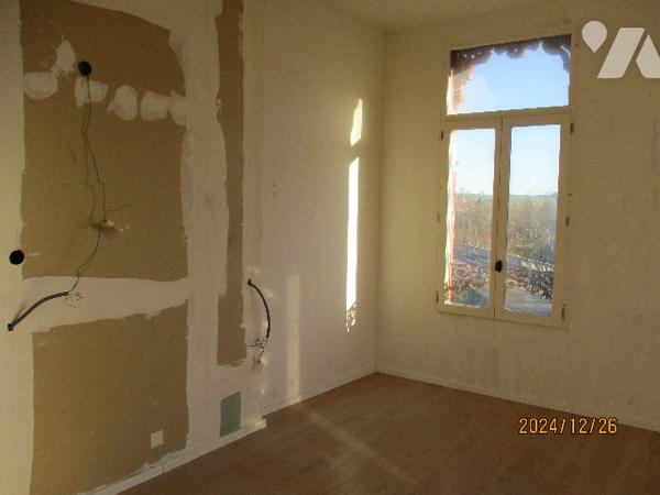 VOUZIERS, un immeuble à usage d'habitation sur 6 niveaux.